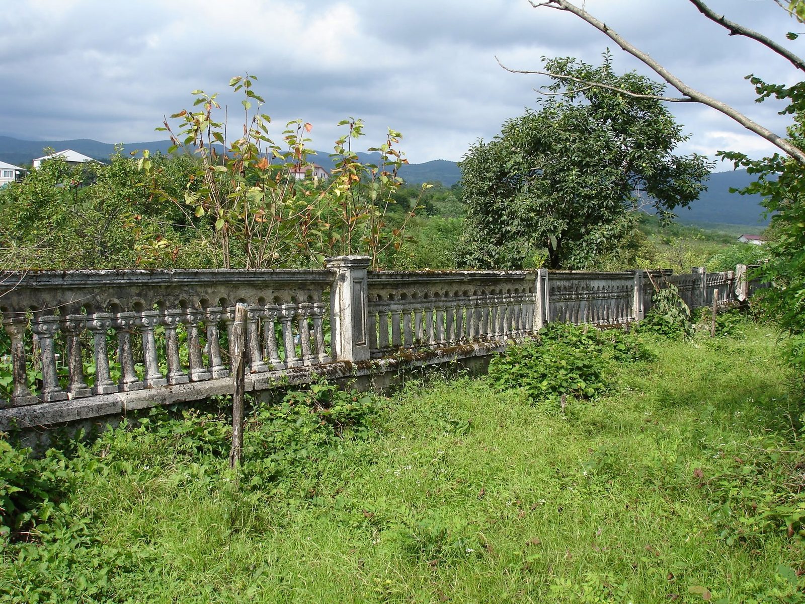 Une vieille balustrade devant les collines.
