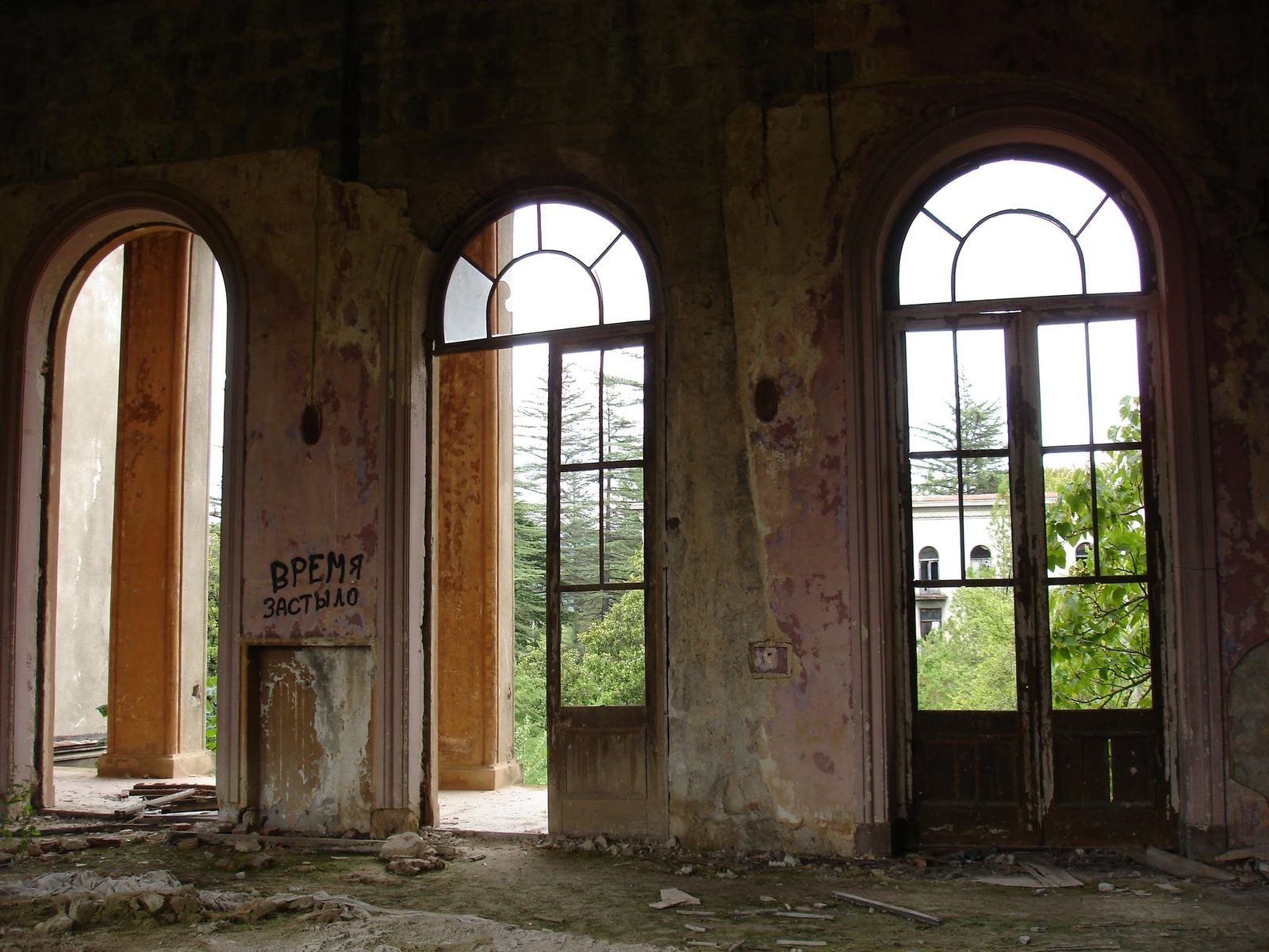 Une salle aux fenêtres en arc. Quelqu'un a écrit sur le mur « Le temps s'est arrêté ».