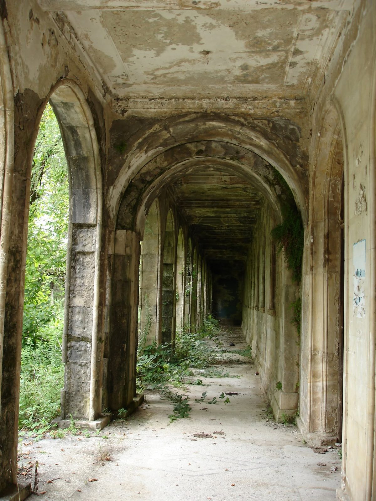 Une longue colonnade : de la lumière au bout du couloir.