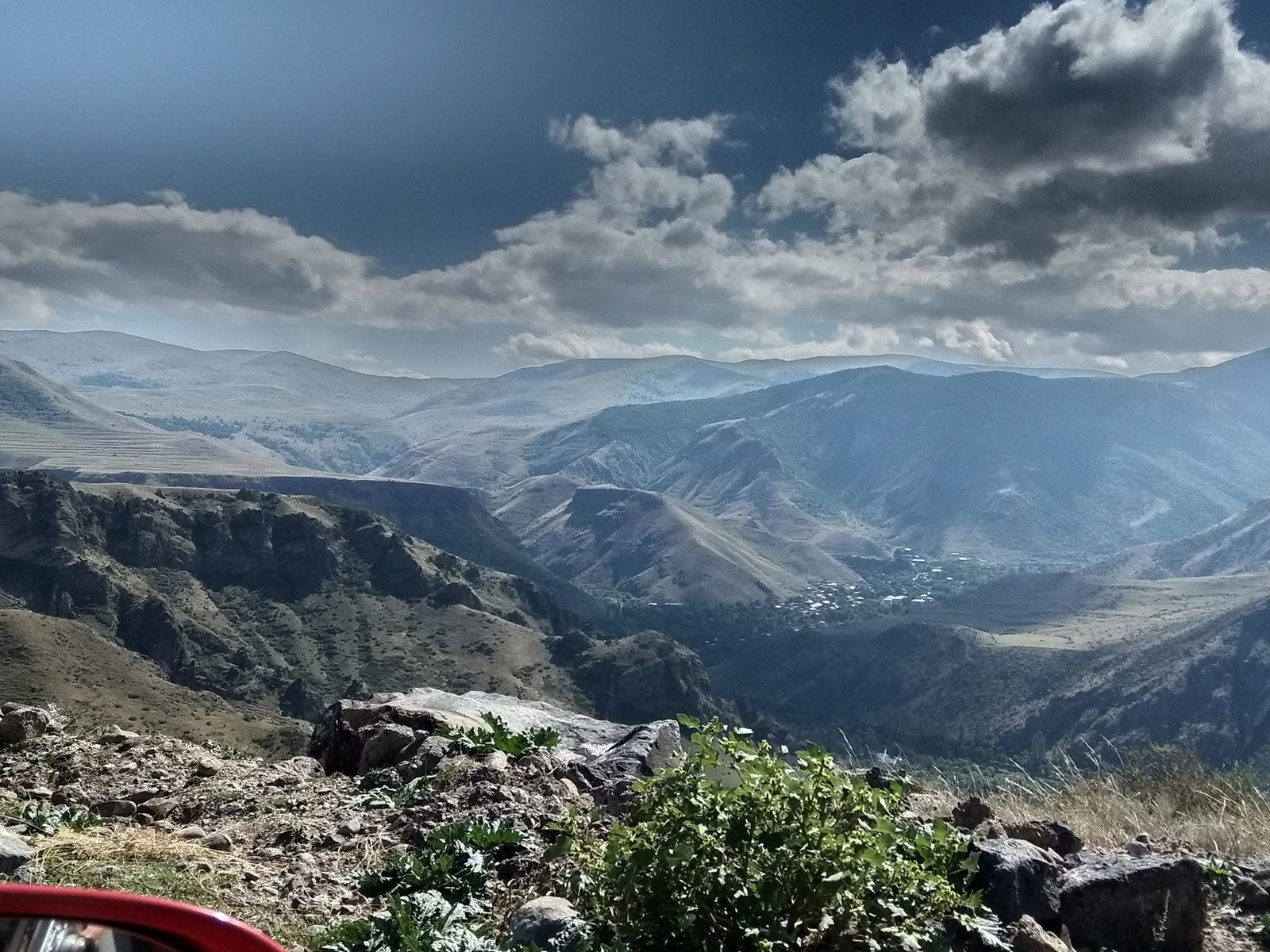 Une vallée de montagne vue du col : crête après crête jusqu'à l'horizon.