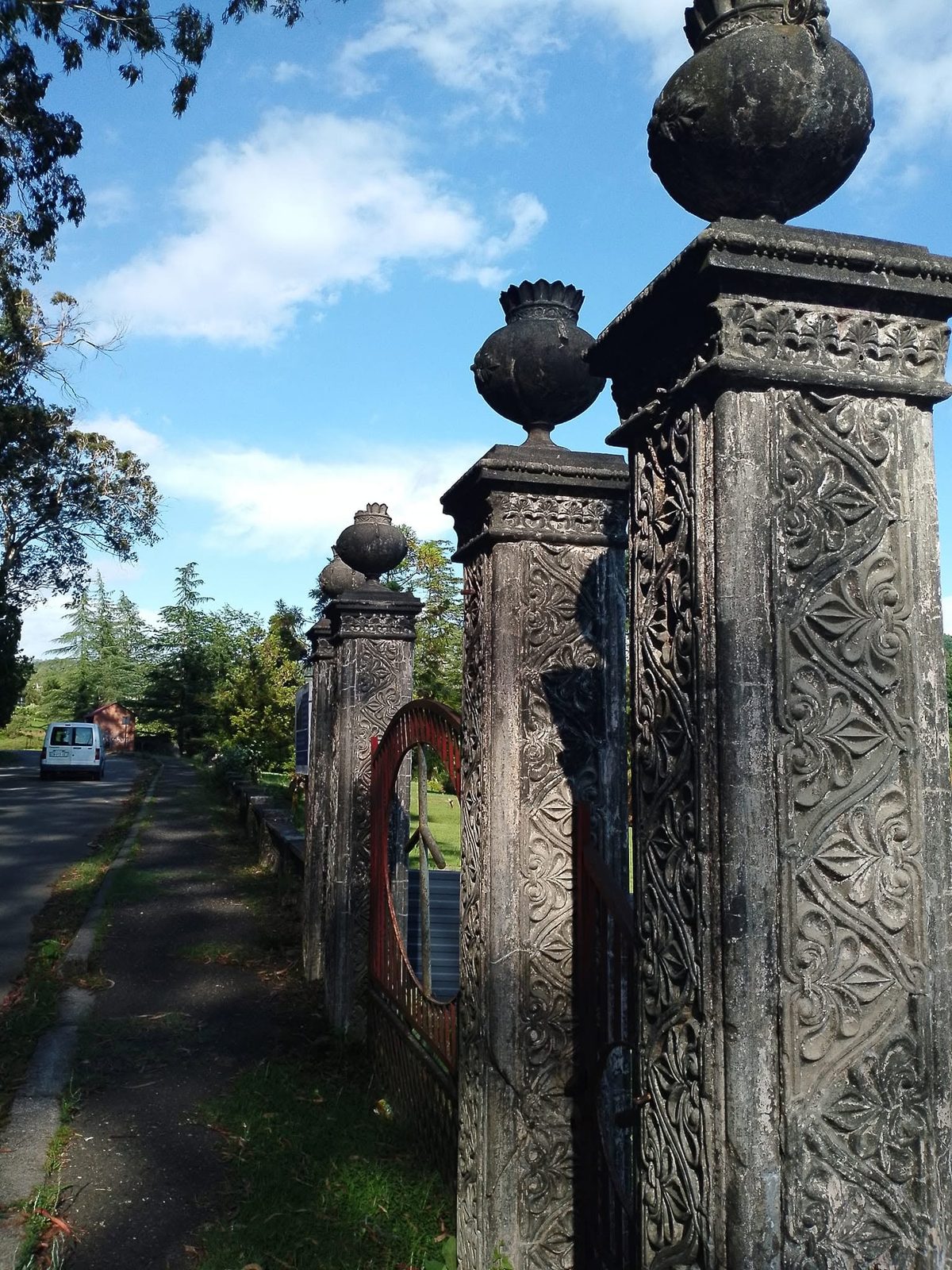Des piliers de pierre sculptés au bord de la route.